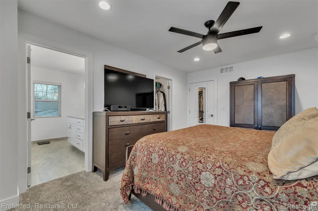 5264 Cooley Lake Road Waterford Charter Township MI 48327