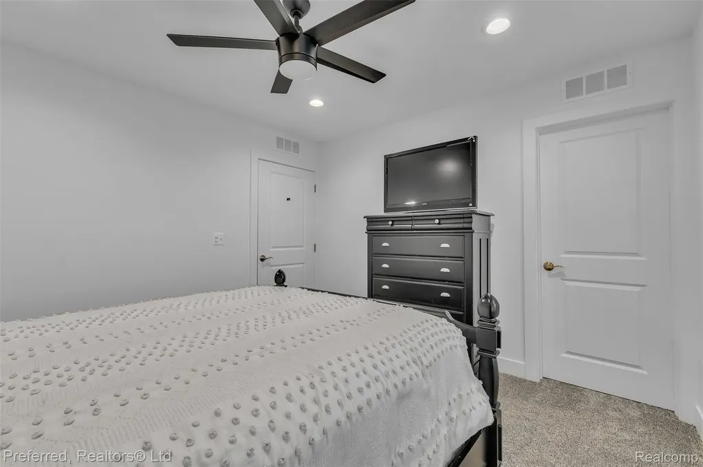 5264 Cooley Lake Road Waterford Charter Township MI 48327