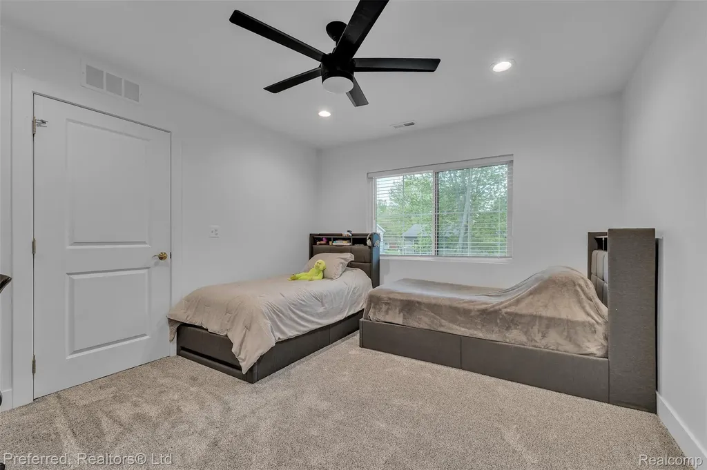 5264 Cooley Lake Road Waterford Charter Township MI 48327