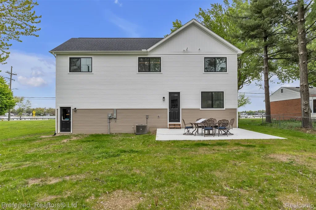 5264 Cooley Lake Road Waterford Charter Township MI 48327