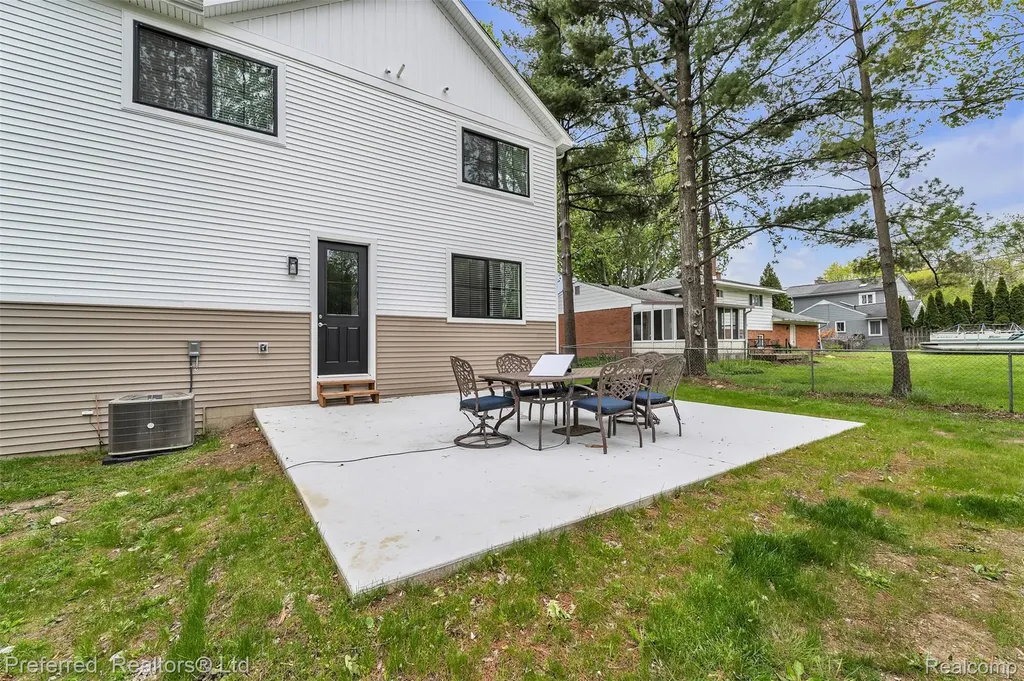 5264 Cooley Lake Road Waterford Charter Township MI 48327