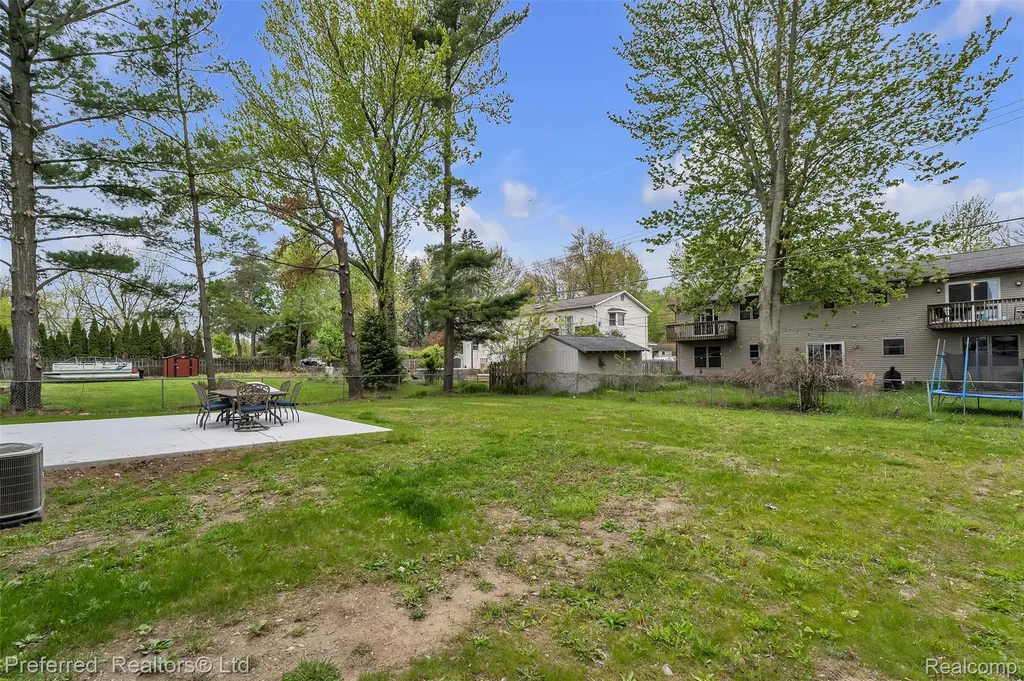 5264 Cooley Lake Road Waterford Charter Township MI 48327