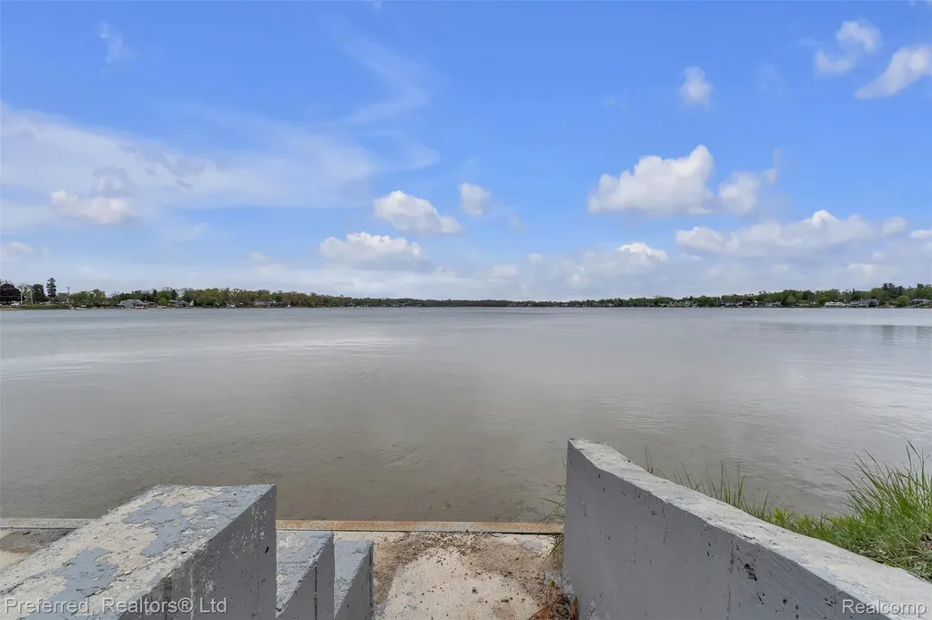 5264 Cooley Lake Road Waterford Charter Township MI 48327