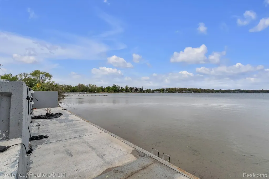 5264 Cooley Lake Road Waterford Charter Township MI 48327