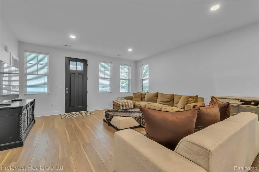 5264 Cooley Lake Road Waterford Charter Township MI 48327