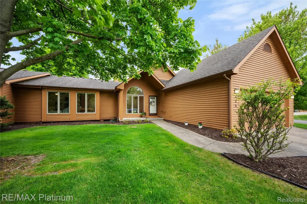 222 Glenwood Avenue Fenton City MI 48430