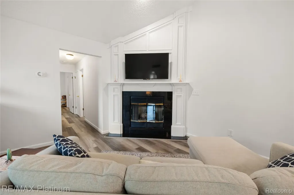 222 Glenwood Avenue Fenton City MI 48430
