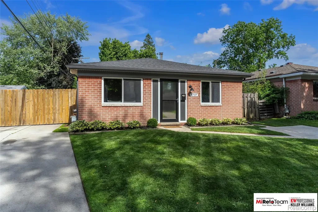 4737 Glenis Street Dearborn Heights City MI 48125