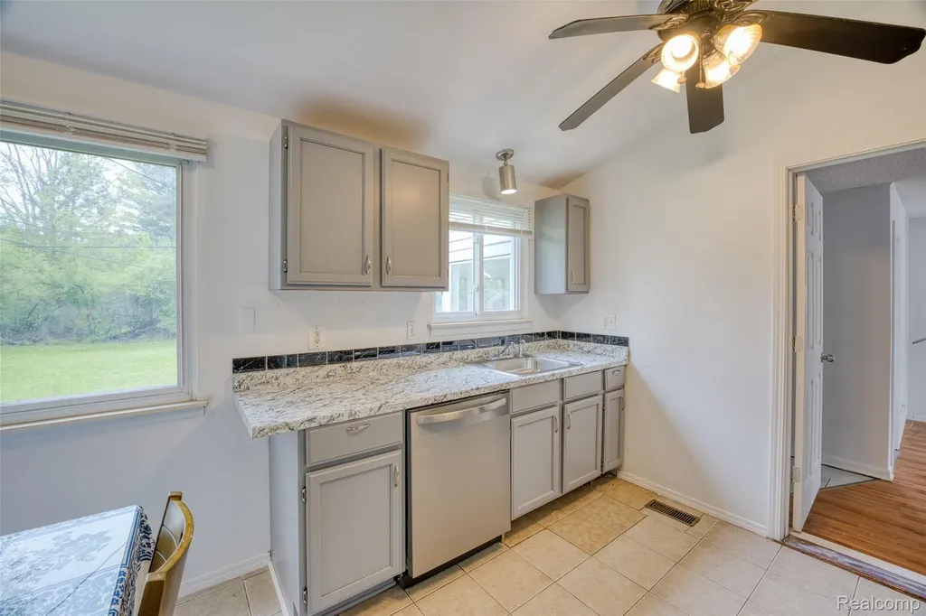 30815 Everett Street Southfield City MI 48076