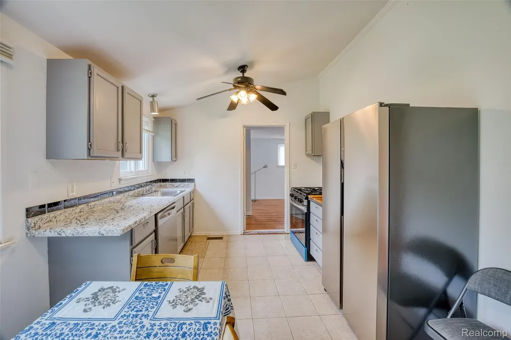 30815 Everett Street Southfield City MI 48076