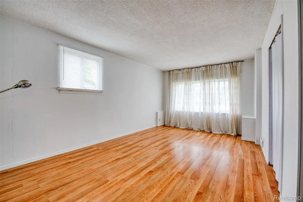 30815 Everett Street Southfield City MI 48076