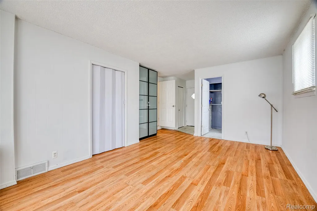 30815 Everett Street Southfield City MI 48076