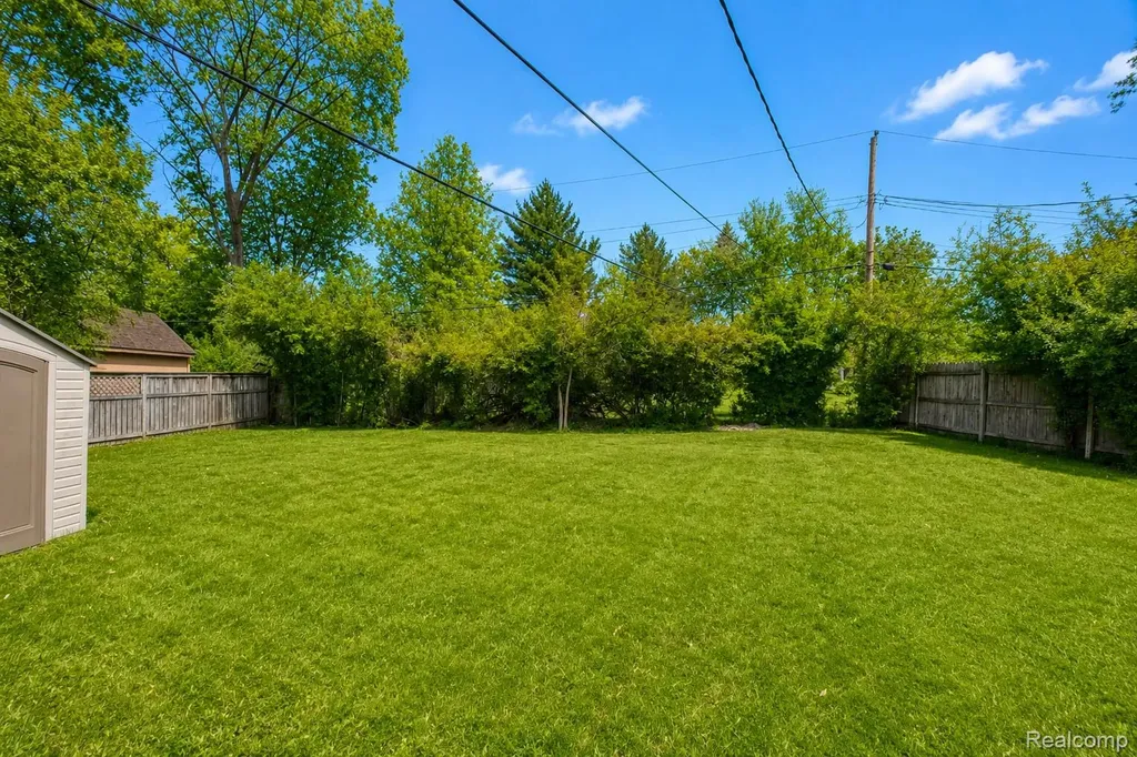 30815 Everett Street Southfield City MI 48076