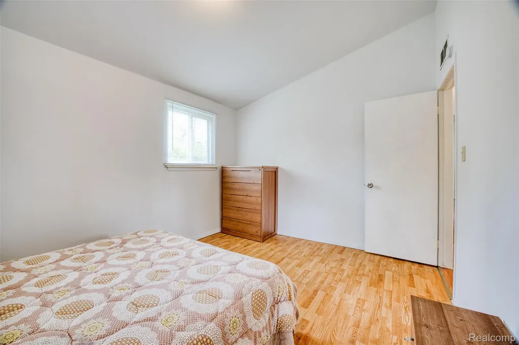 30815 Everett Street Southfield City MI 48076