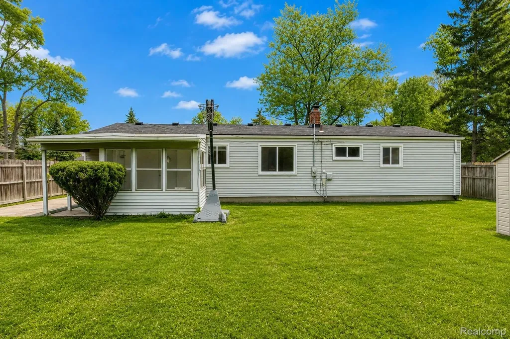30815 Everett Street Southfield City MI 48076