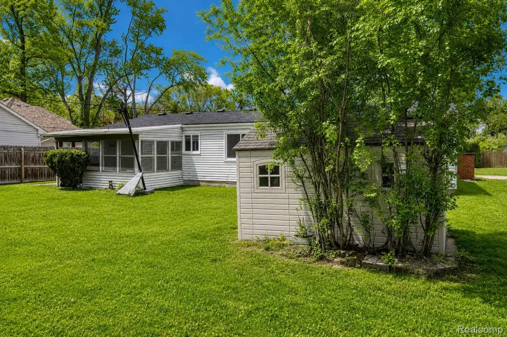 30815 Everett Street Southfield City MI 48076
