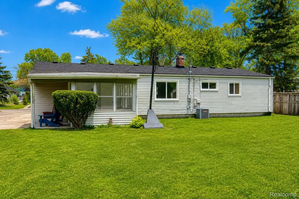 30815 Everett Street Southfield City MI 48076
