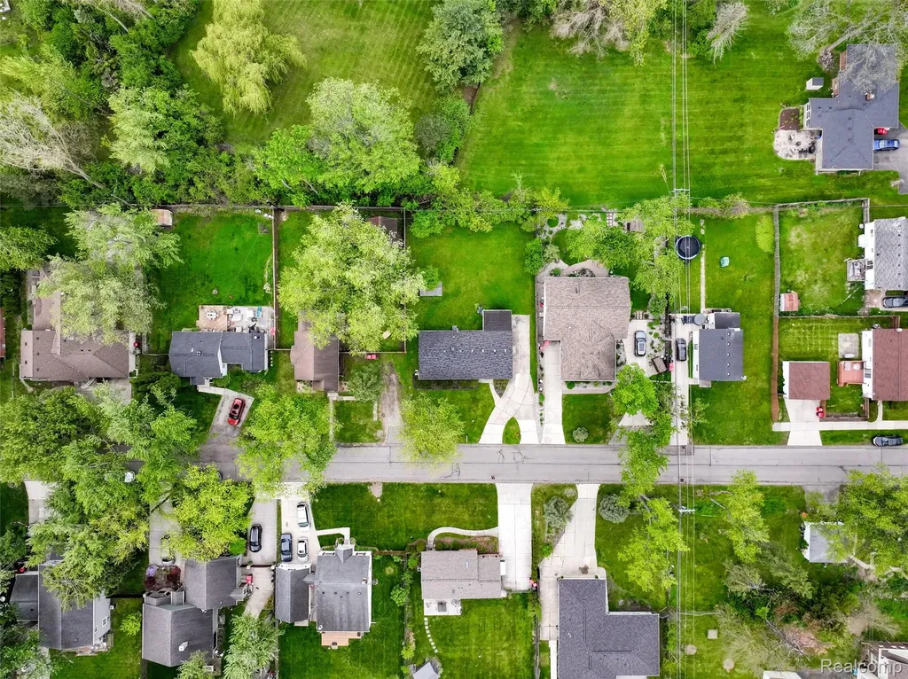 30815 Everett Street Southfield City MI 48076
