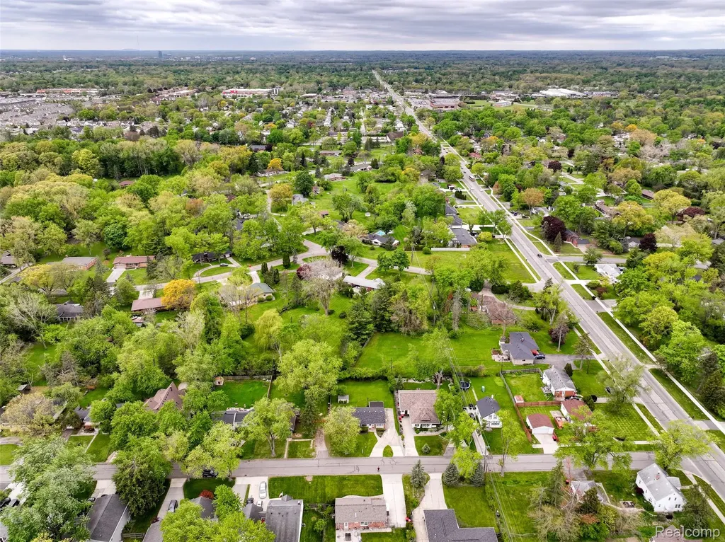 30815 Everett Street Southfield City MI 48076