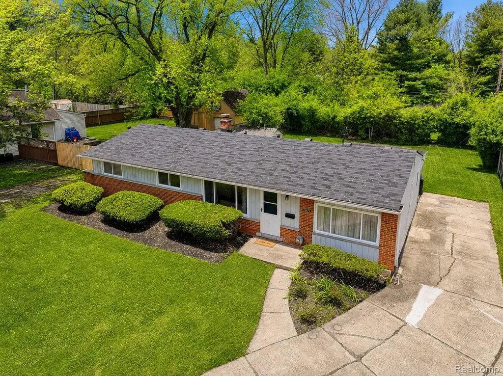 30815 Everett Street Southfield City MI 48076