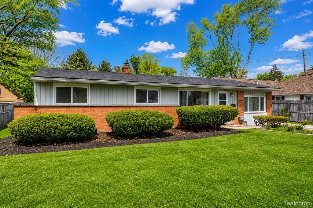 30815 Everett Street Southfield City MI 48076