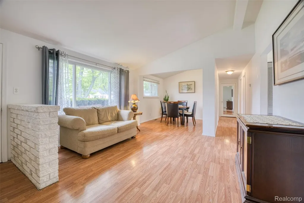 30815 Everett Street Southfield City MI 48076