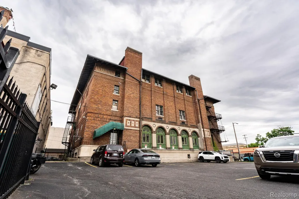 142 W 2nd Street Flint City MI 48502