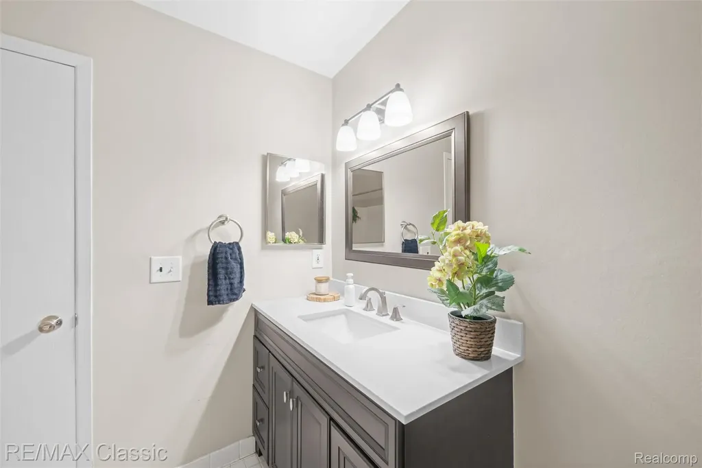 7362 Manor Circle Westland City MI 48185