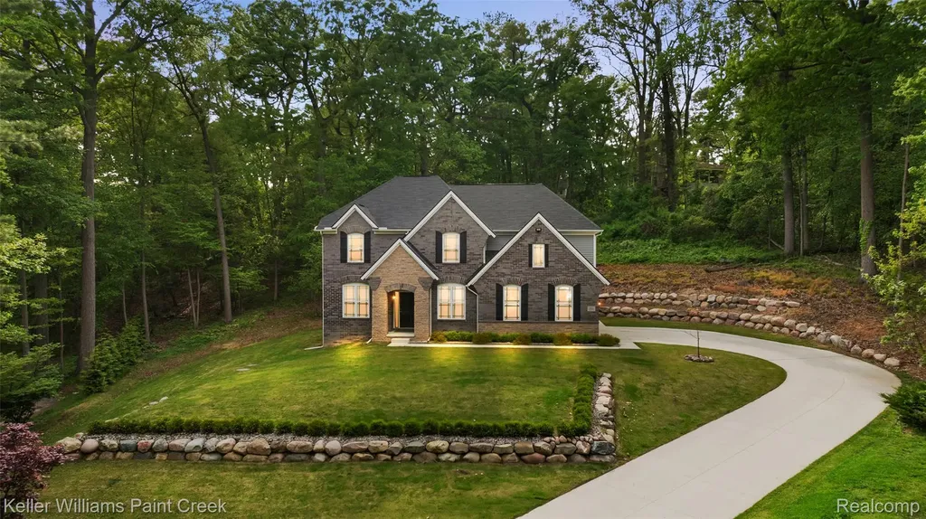 201 Beechview Drive S Oakland Charter Township MI 48306