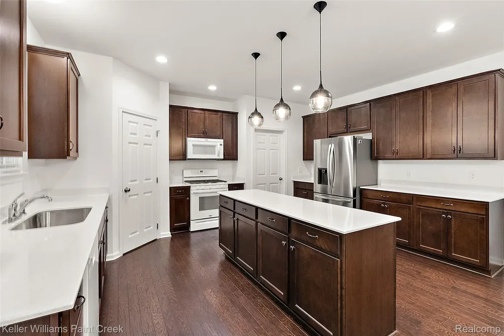 201 Beechview Drive S Oakland Charter Township MI 48306