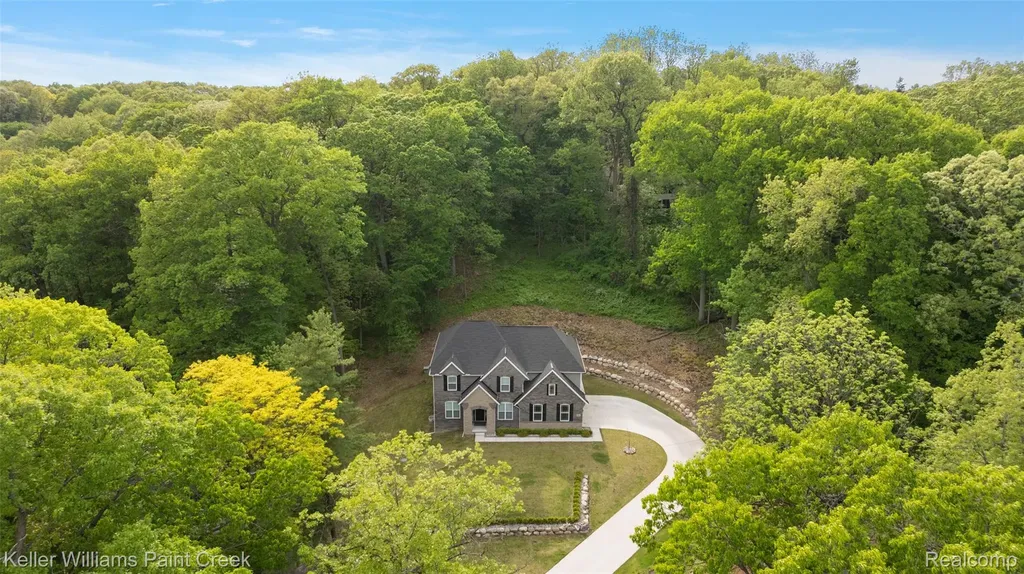 201 Beechview Drive S Oakland Charter Township MI 48306