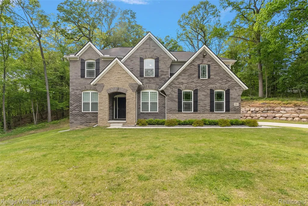 201 Beechview Drive S Oakland Charter Township MI 48306