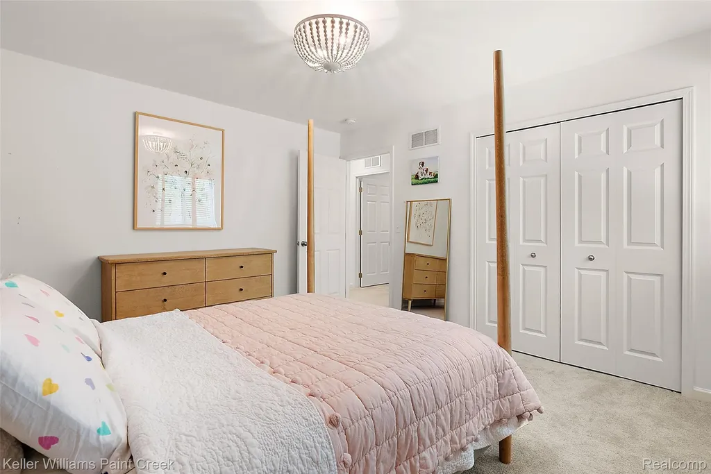 201 Beechview Drive S Oakland Charter Township MI 48306