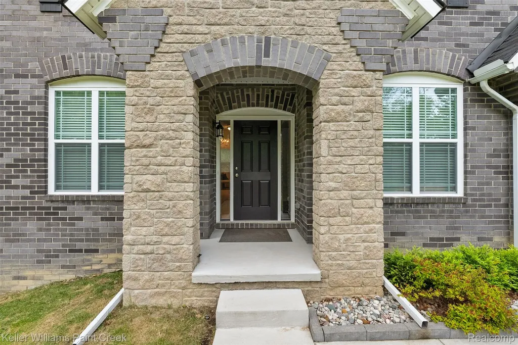 201 Beechview Drive S Oakland Charter Township MI 48306