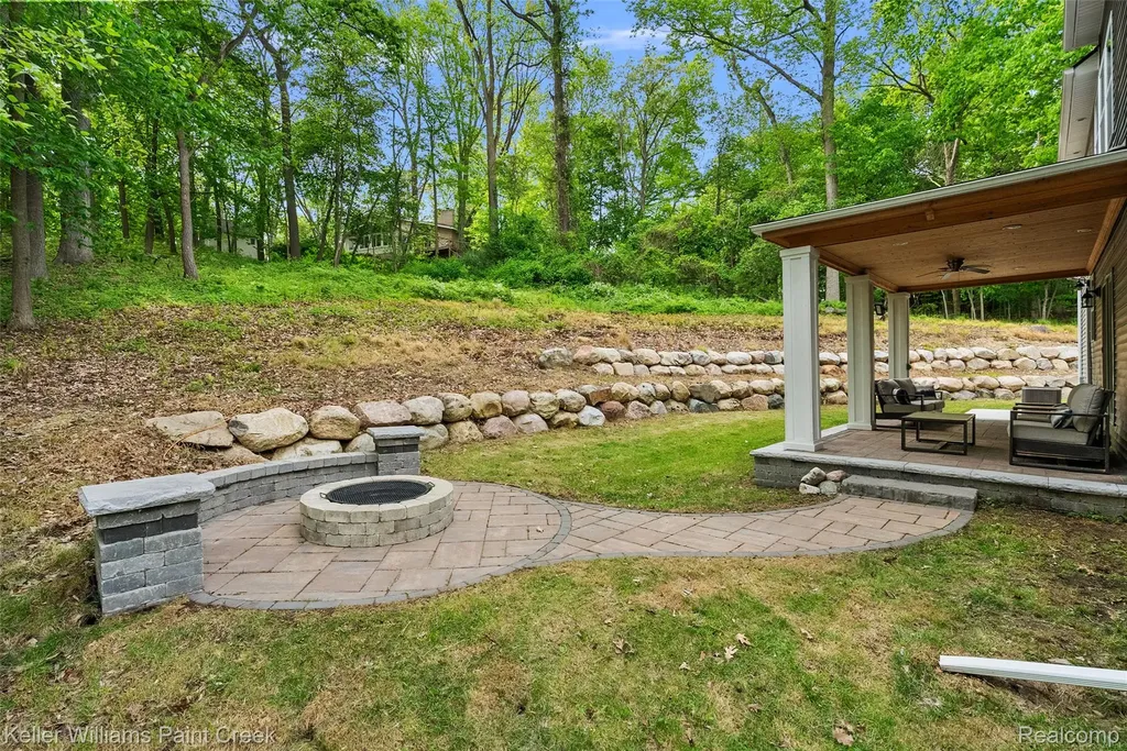 201 Beechview Drive S Oakland Charter Township MI 48306