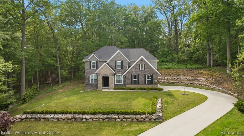 201 Beechview Drive S Oakland Charter Township MI 48306