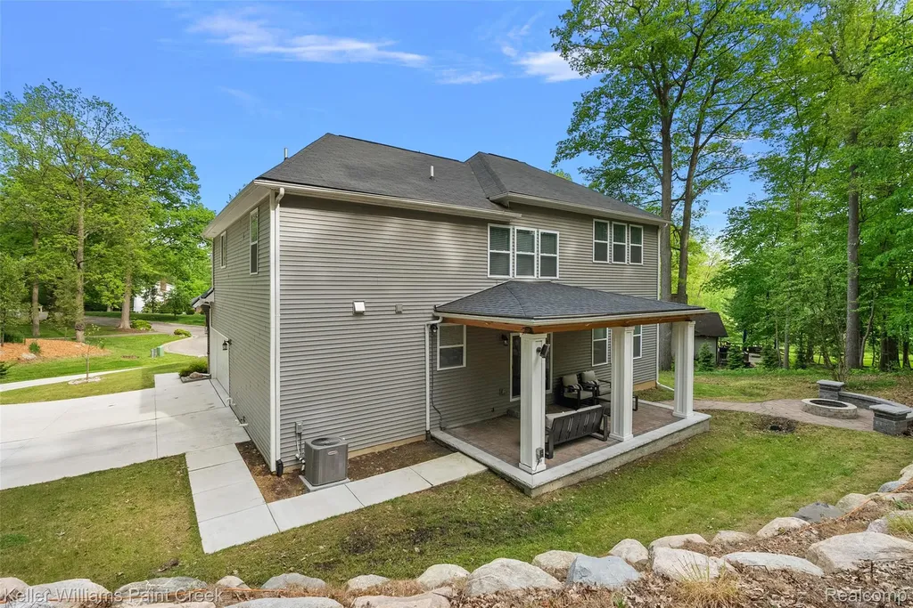 201 Beechview Drive S Oakland Charter Township MI 48306