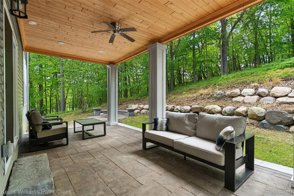 201 Beechview Drive S Oakland Charter Township MI 48306