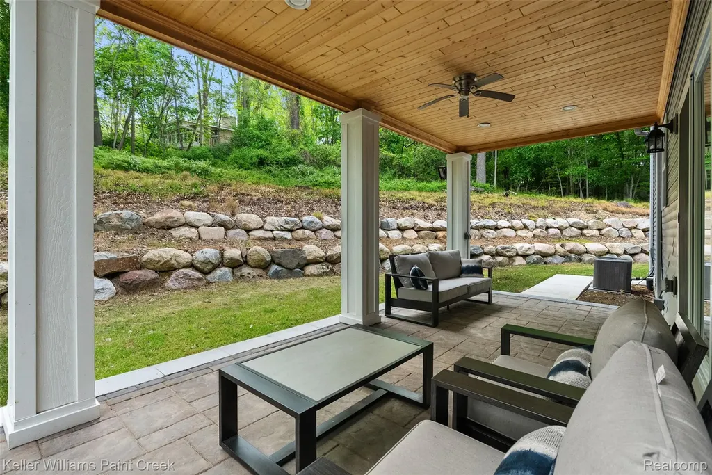 201 Beechview Drive S Oakland Charter Township MI 48306