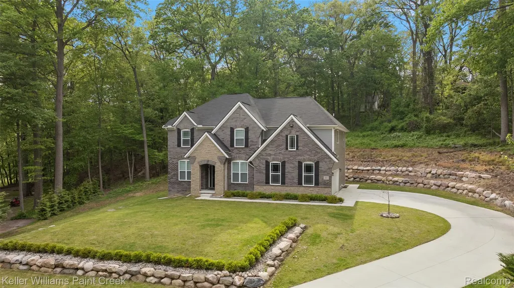 201 Beechview Drive S Oakland Charter Township MI 48306