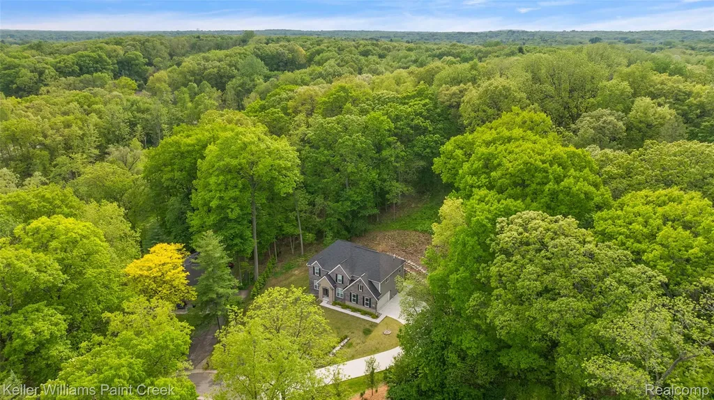 201 Beechview Drive S Oakland Charter Township MI 48306