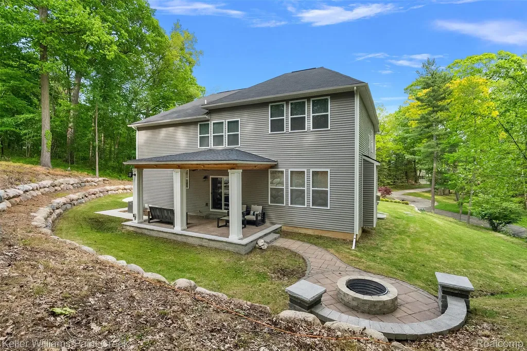 201 Beechview Drive S Oakland Charter Township MI 48306