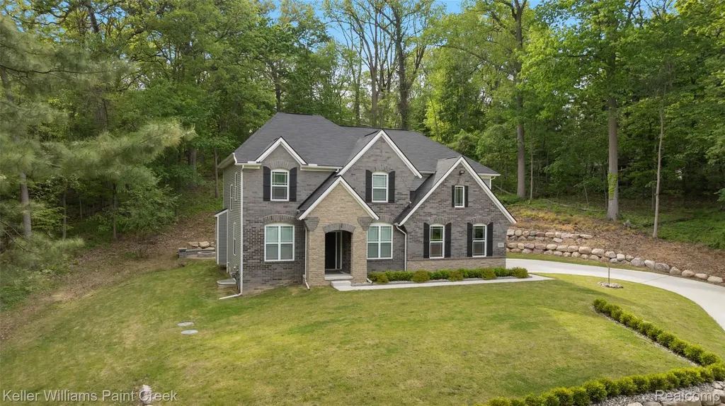 201 Beechview Drive S Oakland Charter Township MI 48306
