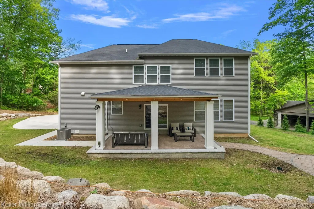 201 Beechview Drive S Oakland Charter Township MI 48306