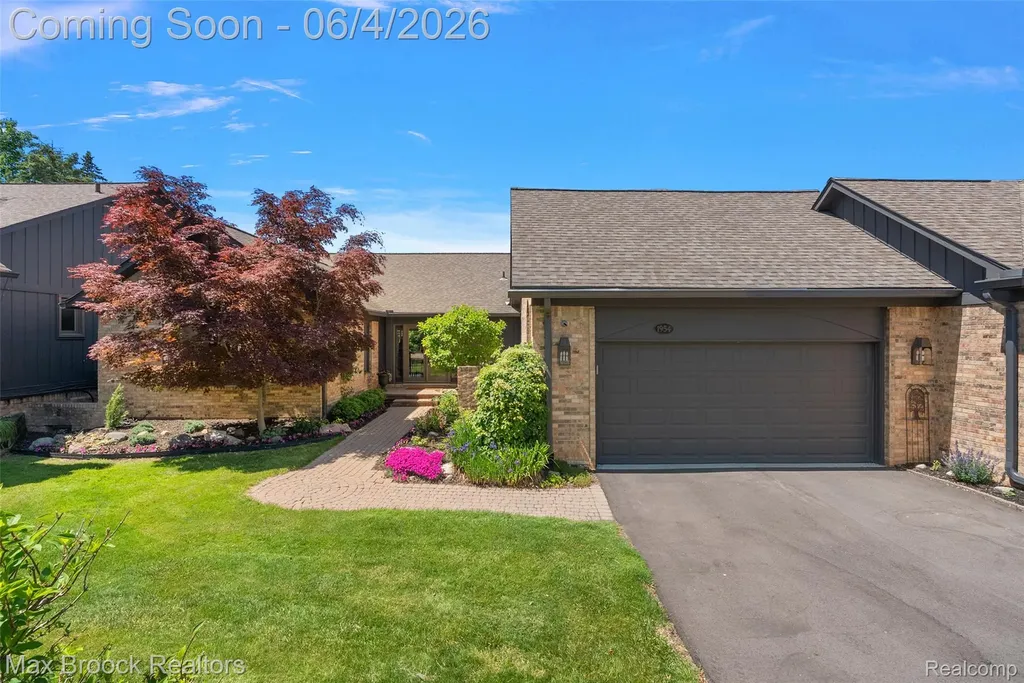 1954 Pine Ridge Court Bloomfield Charter Township MI 48302