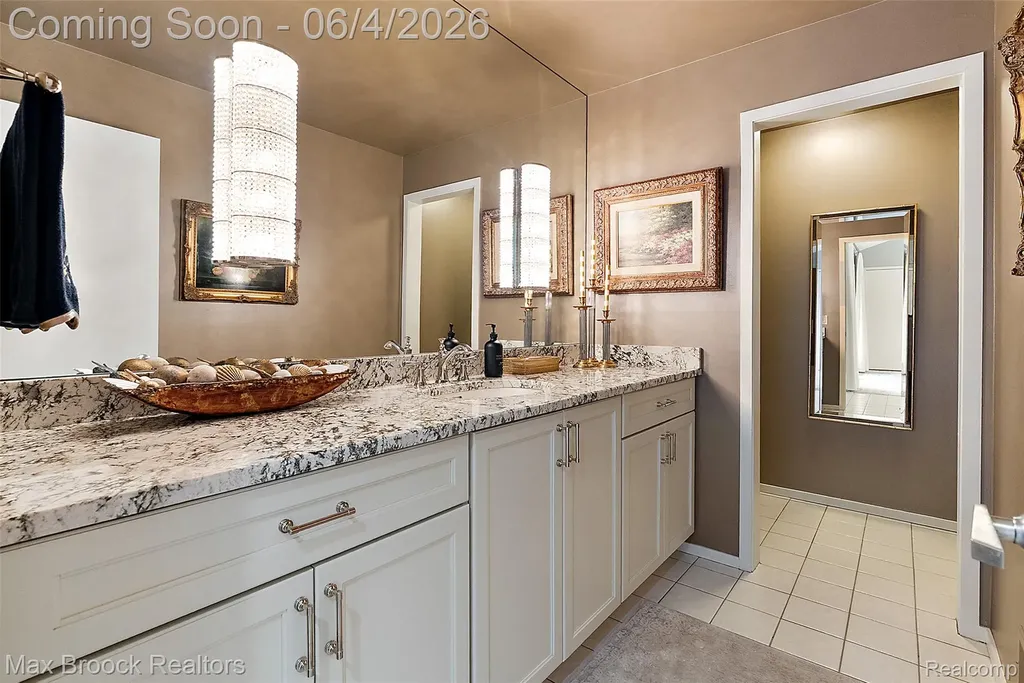 1954 Pine Ridge Court Bloomfield Charter Township MI 48302