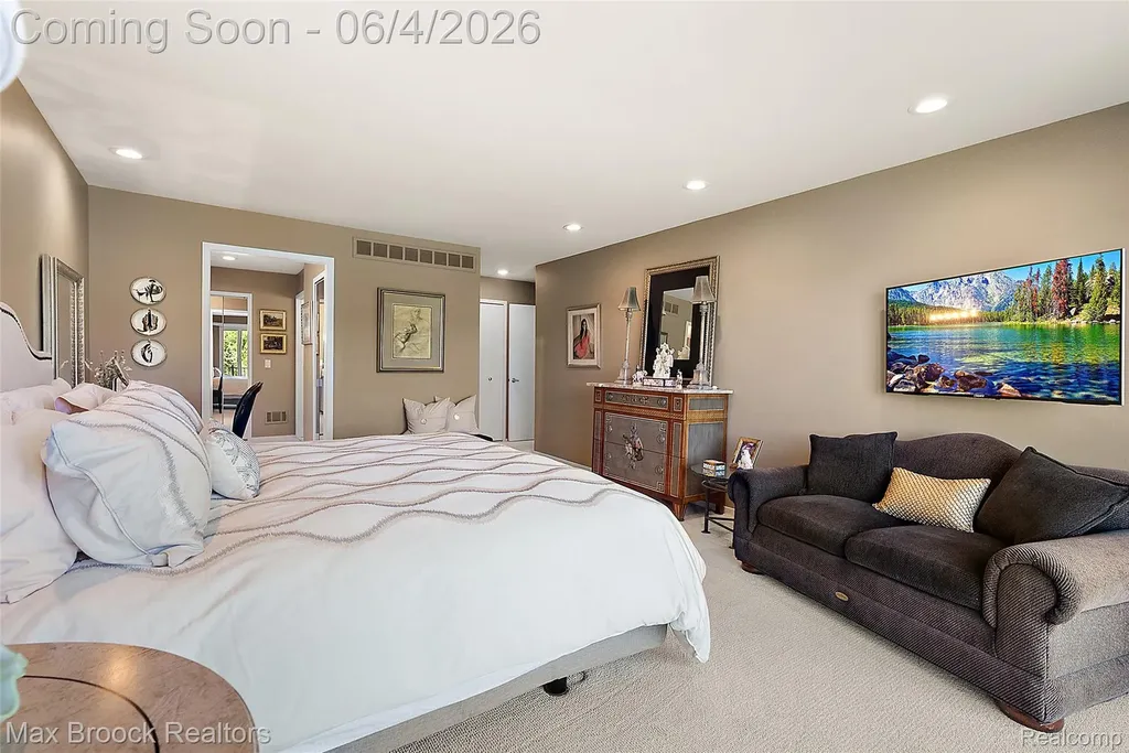 1954 Pine Ridge Court Bloomfield Charter Township MI 48302