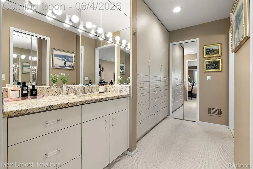 1954 Pine Ridge Court Bloomfield Charter Township MI 48302