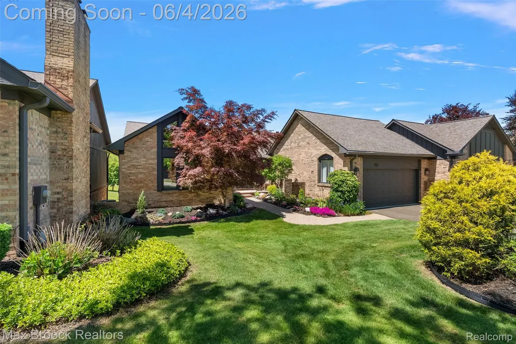 1954 Pine Ridge Court Bloomfield Charter Township MI 48302