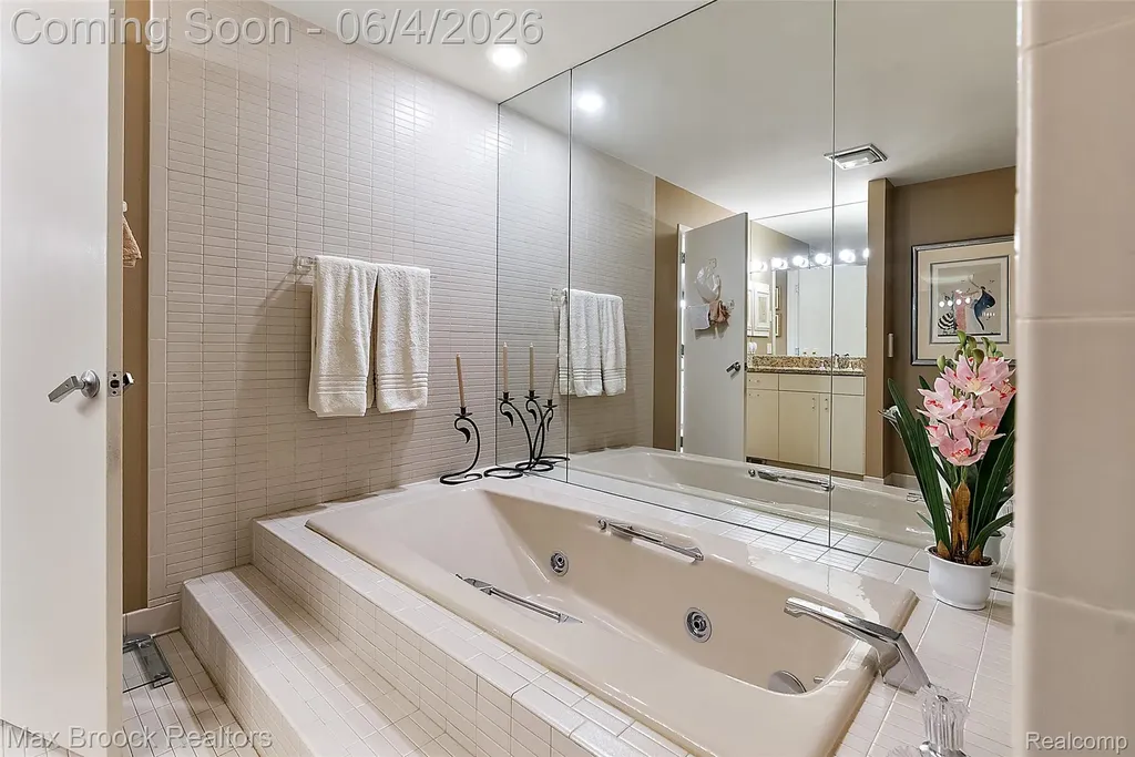 1954 Pine Ridge Court Bloomfield Charter Township MI 48302